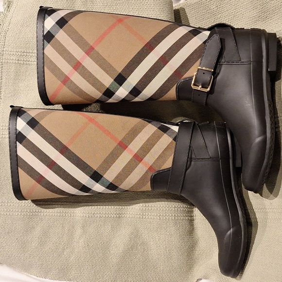 Burberry rain boots EU 39 US size 8.5 - Picture 1 of 11